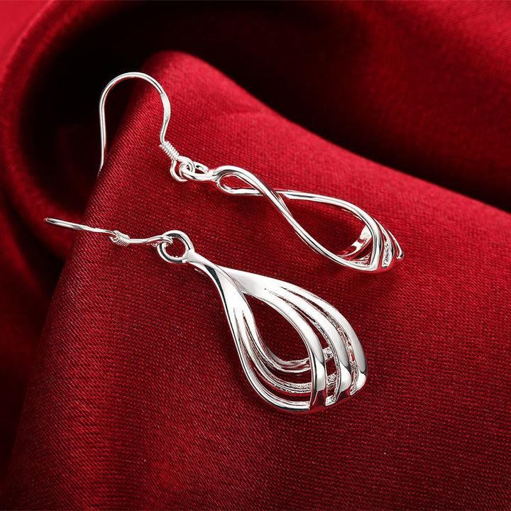 Stylische Wellenlinien-Ohrringe aus 925er-Sterlingsilber, ein modernes Accessoire für jeden Look.
