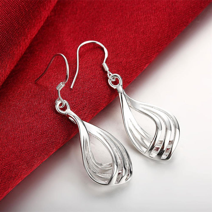 Elegante Sterlingsilber-Ohrringe mit verdrehten Wellenlinien, ideales Geschenk für Frauen.