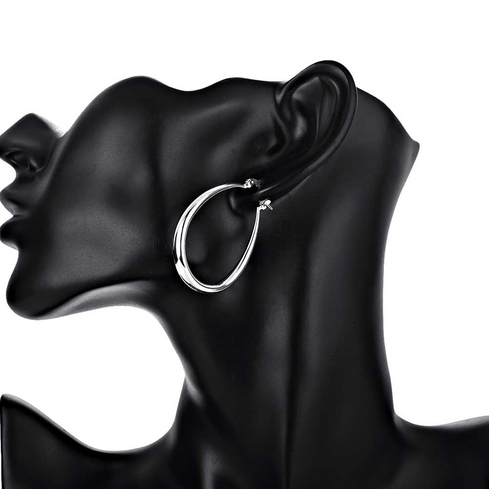 Zeitlose glatte Silber Creolen für Damen, elegante Kreis Ohrringe als moderner Schmuck.