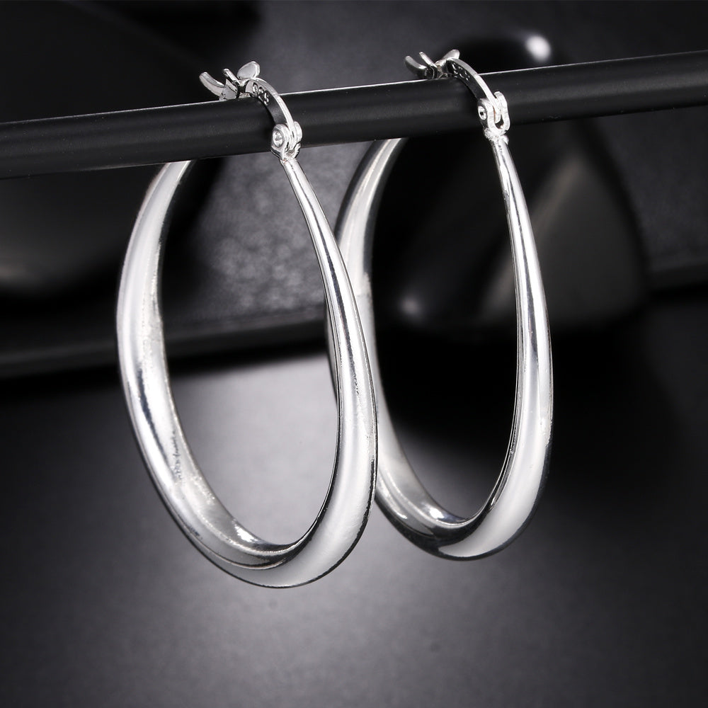 Moderne glatte 925er Silber Creolen, perfekte Kreis Ohrringe für stilvollen Damenschmuck.