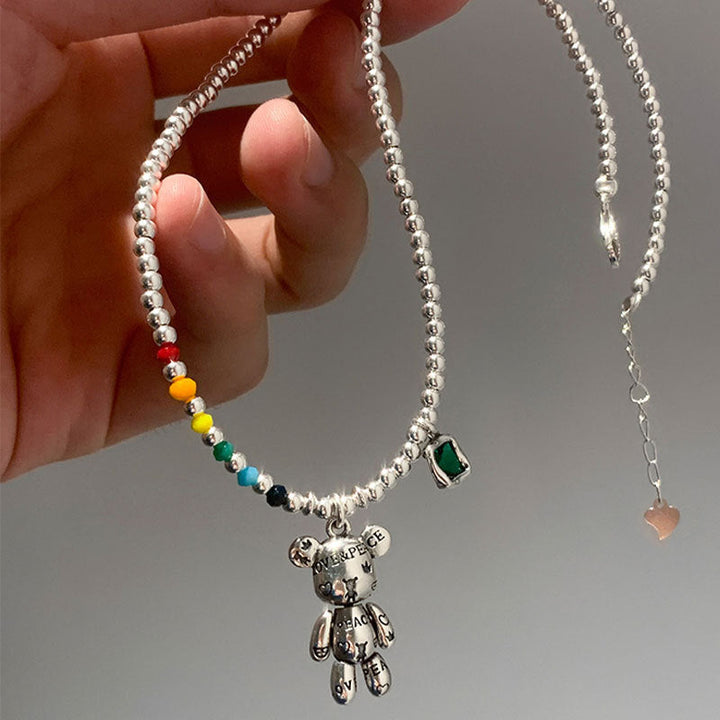 Detailaufnahme der Zirkon Edelsteine an der Damen Sterling Silber Halskette. Brillante Schmuckqualität.