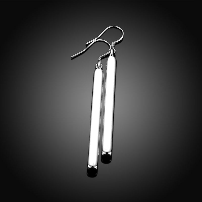 Moderner Damenschmuck: Linear designte Ohrringe aus glänzendem 925er Sterlingsilber, elegant und schick.