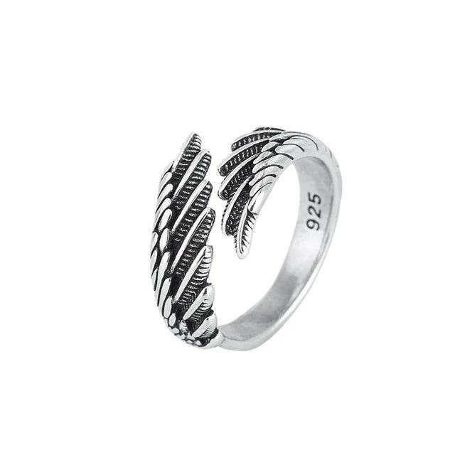 Anmutiger Schutzengel Flügelring aus 925er Sterlingsilber. Dieser verstellbare Silberring ist ein beliebtes Schmuckstück.