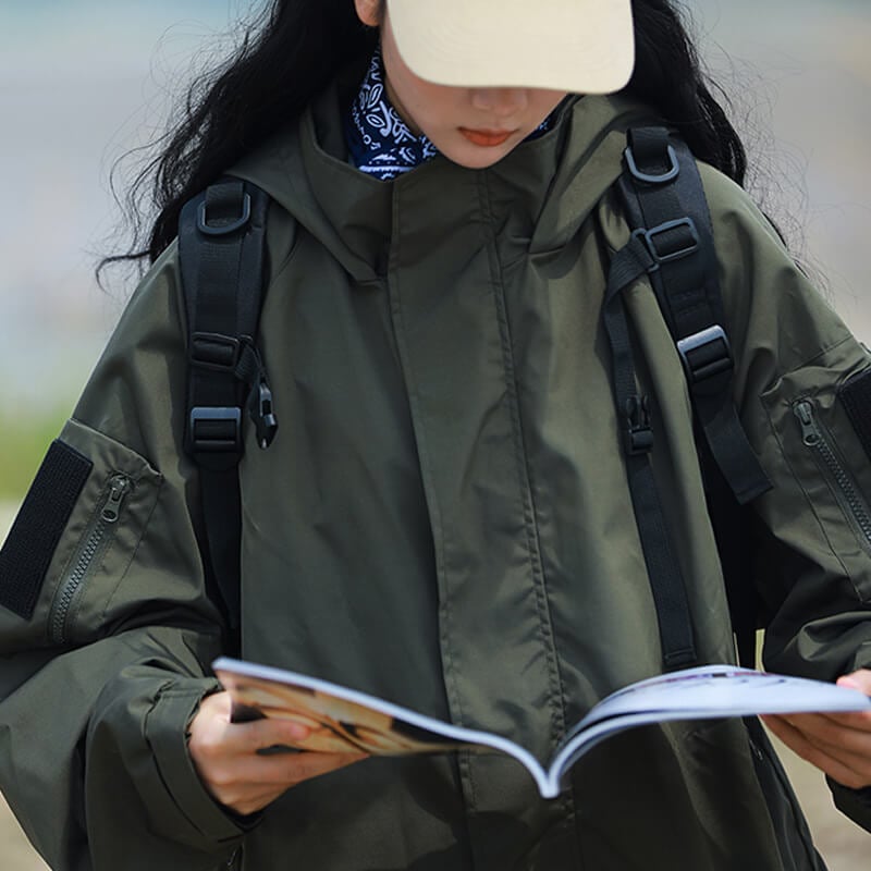 Rückenansicht der wasserdichten Damen Übergangsjacke mit Kapuze, funktional für Outdoor-Abenteuer.