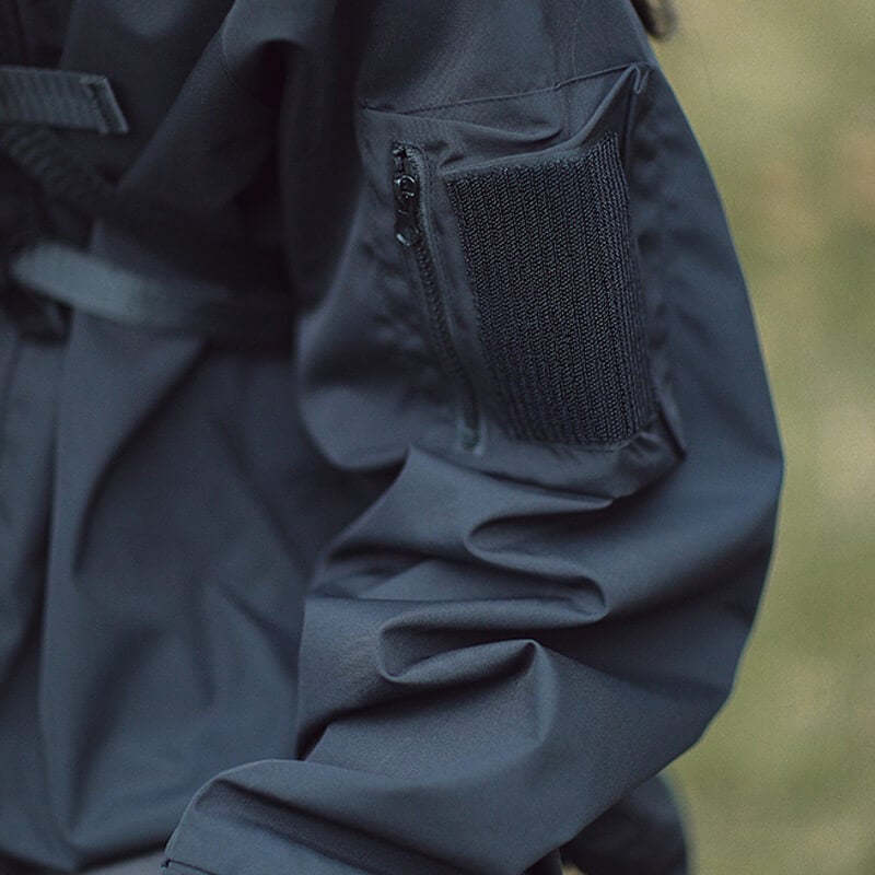 Vielseitige Damen Outdoor-Jacke mit Kapuze. Atmungsaktive, winddichte Softshelljacke für alle Aktivitäten.