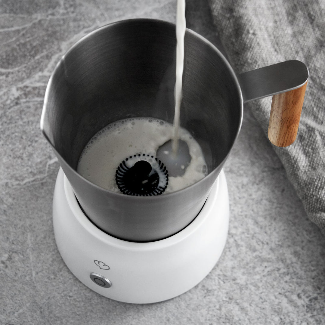 Automatischer Milchaufschäumer für mühelosen, perfekten Milchschaum, Kakao und warme Milch auf Knopfdruck.
