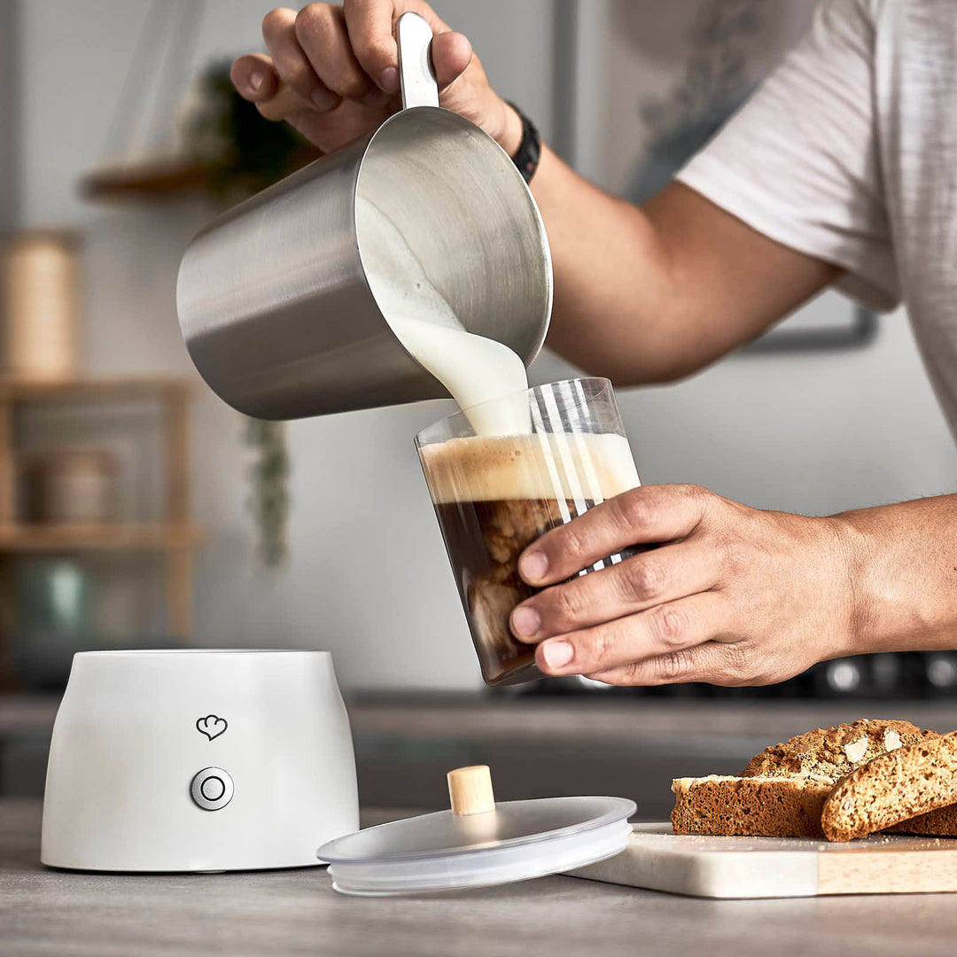 Vielseitiger elektrischer Milchaufschäumer, ein unverzichtbares Küchengerät für Milchschaum, heißen Kakao und warme Milch.