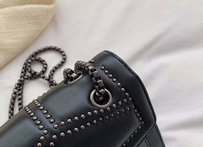 Damen Nieten-Tasche in schickem Schwarz, als Umhängetasche für einen modernen Look. Perfektes Frauen Accessoire.