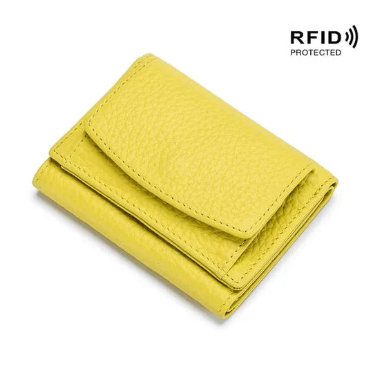 Unisex Portemonnaie mit RFID-Schutz, in der Hand gehalten für einfachen Größenvergleich.