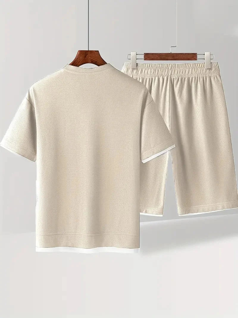 Komfortables Waffelstrick Set für Herren: Kurzarmshirt & Shorts, atmungsaktiv & strapazierfähig.