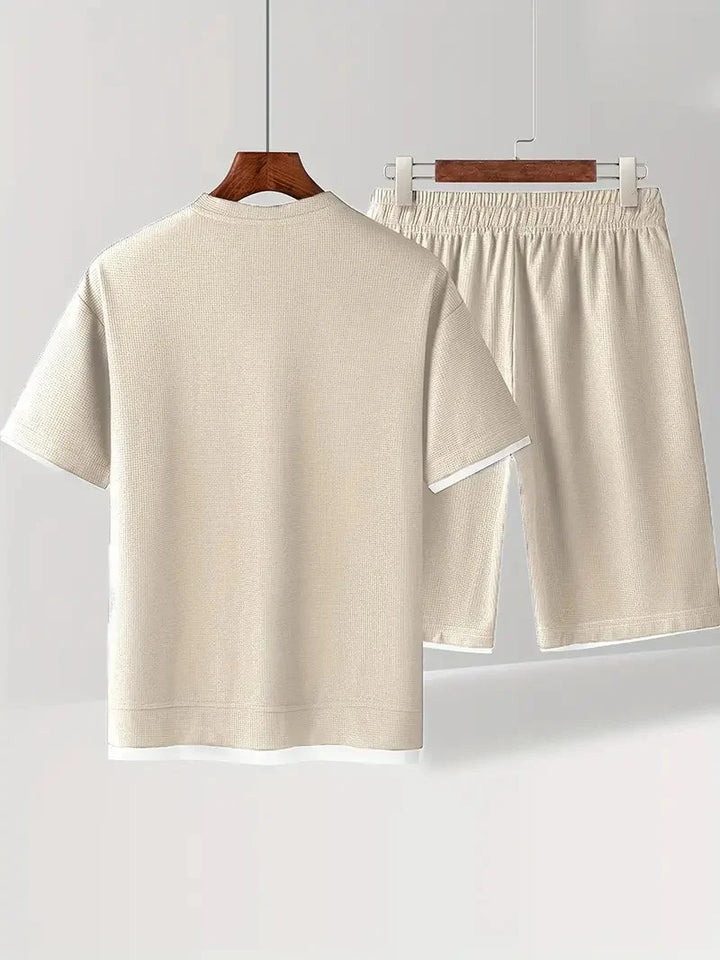 Komfortables Waffelstrick Set für Herren: Kurzarmshirt & Shorts, atmungsaktiv & strapazierfähig.