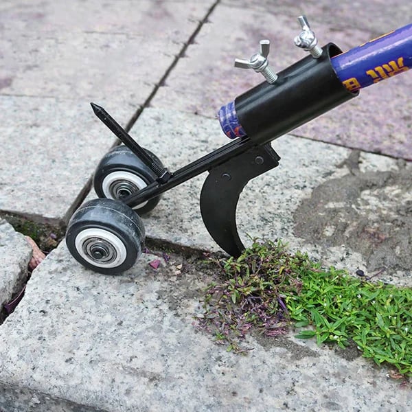 Effektiver Fugenreiniger und Unkrautentferner mit langem Griff für präzise Gartenpflege an Terrassen und Pflastersteinen.