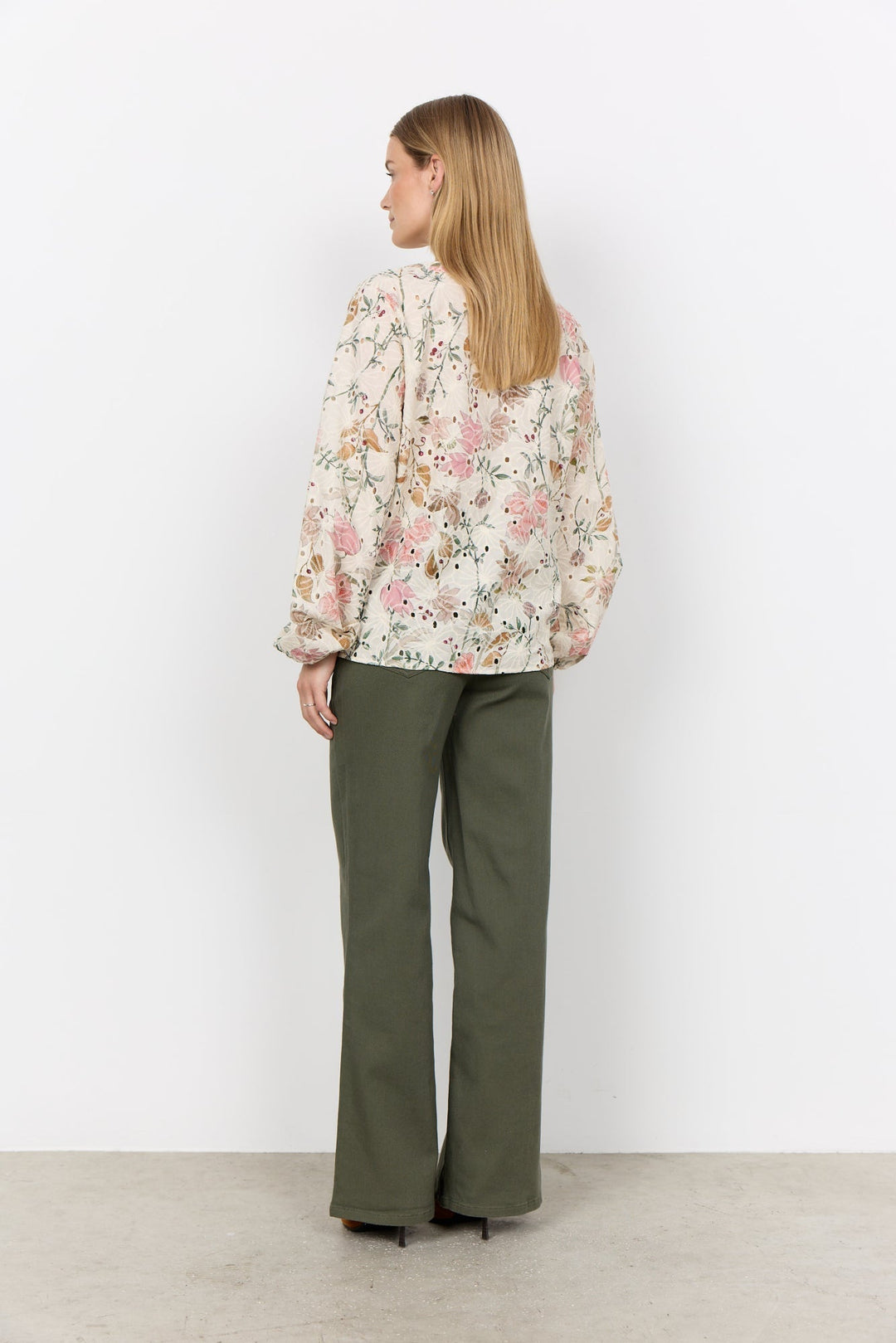 Modische Damenbluse mit floralem Muster und elegantem V-Ausschnitt. Ein Must-have für die Damenmode.