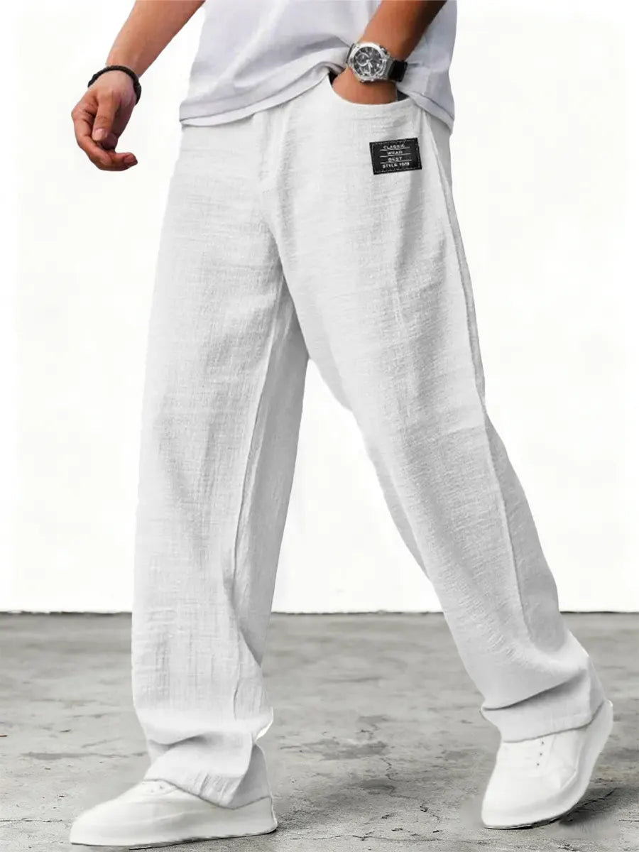 Moderne Herren Freizeithose mit weitem Bein. Bequeme Hose mit Kordelzug, lockerer Schnitt, ideal für stilvollen Casual-Look.