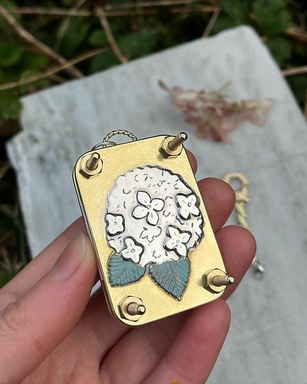 Handliche Mikro-Blumenpresse, ideal für kleine Blüten und Blätter.