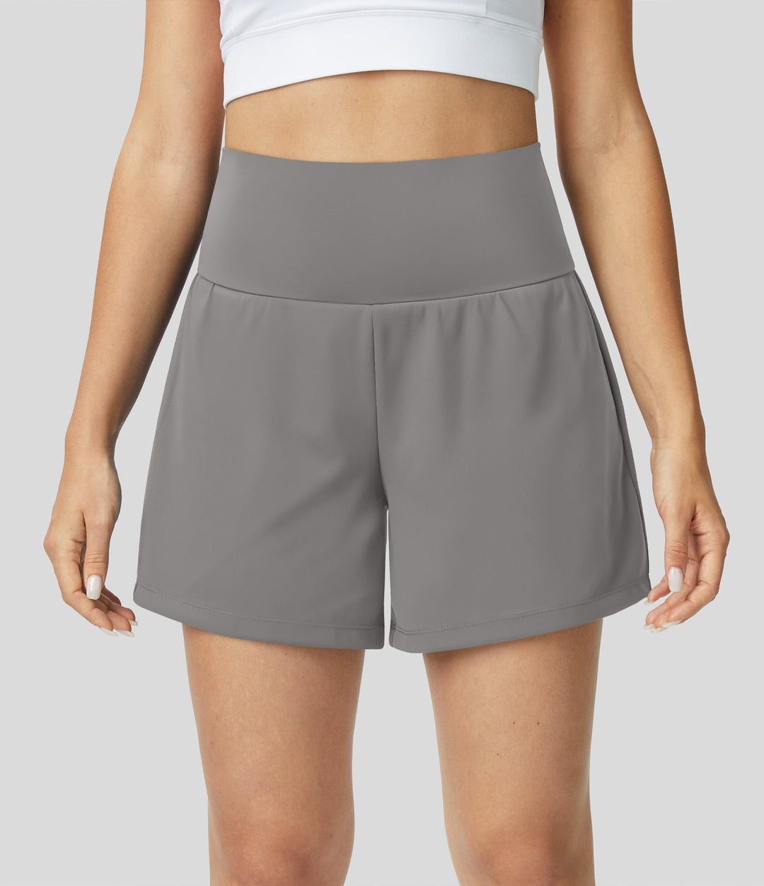 Elegante Damen Fitness- und Yoga Shorts 2-in-1 mit High Waist und dezenten Taschen.