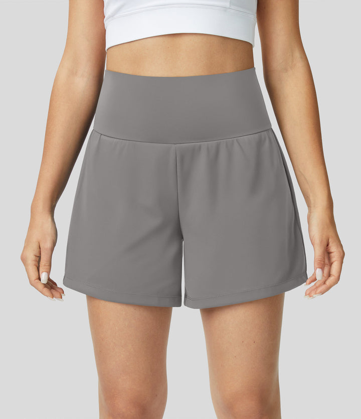 Elegante Damen Fitness- und Yoga Shorts 2-in-1 mit High Waist und dezenten Taschen.