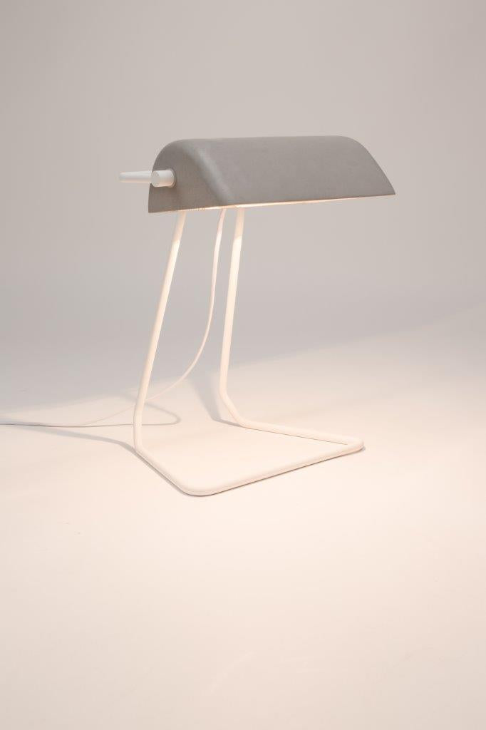 Minimalistische Schreibtischleuchte im modernen Design. Schwarzes Metallgestell und runder Betonschirm, E27.
