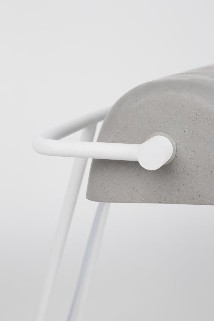 Schreibtischlampe aus Metall & Beton auf einem modernen Arbeitstisch. E27 Tischleuchte für stilvolle Beleuchtung.
