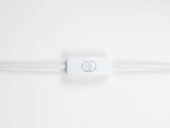 Stilvolle E27 Schreibtischlampe mit Betonschirm und Metallgestell. Ideal als moderne Leselampe.