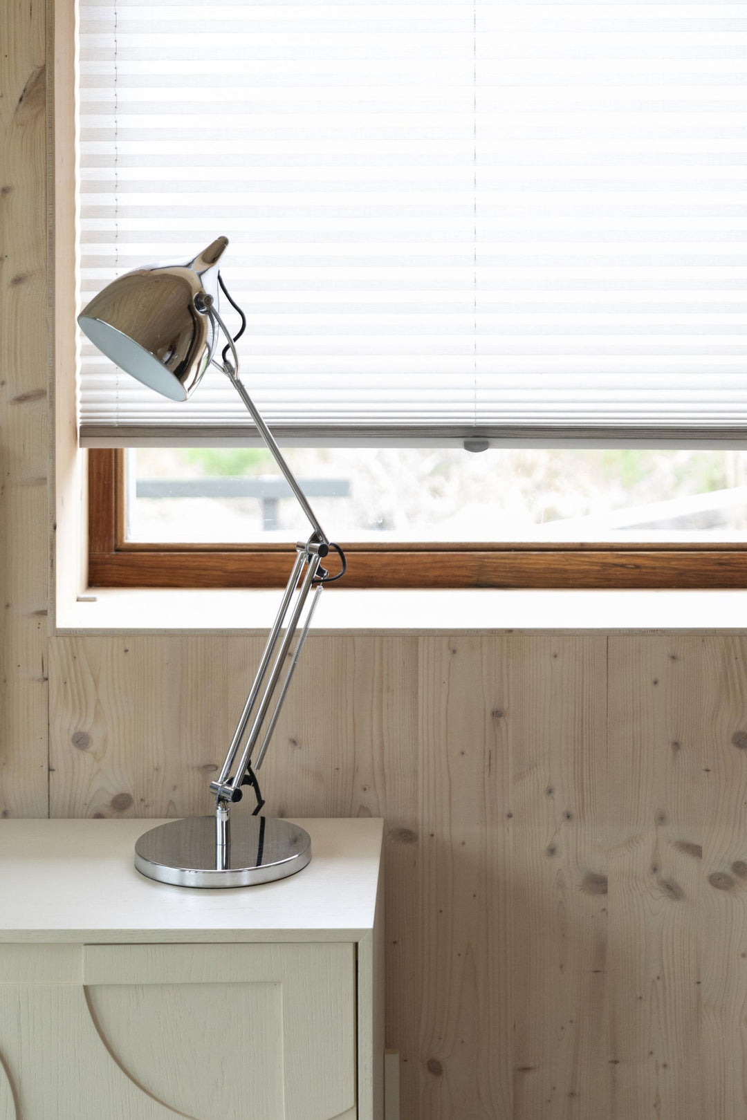 Stilvolle Tischleuchte aus Chrom für den Schreibtisch, modernes Design, verstellbar für Leselicht.