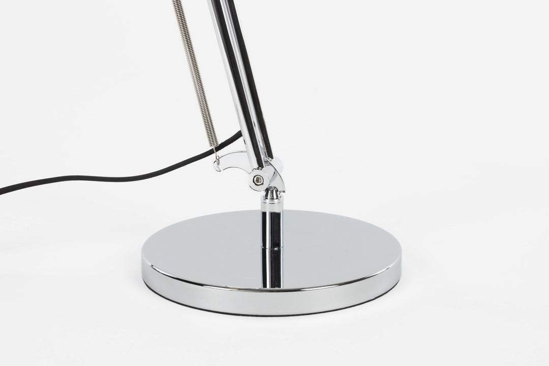 Elegante, verstellbare Tischlampe aus Chrom, ideal als Schreibtisch- oder moderne Leselampe.