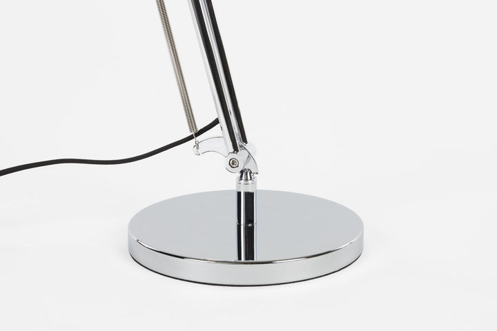 Elegante, verstellbare Tischlampe aus Chrom, ideal als Schreibtisch- oder moderne Leselampe.