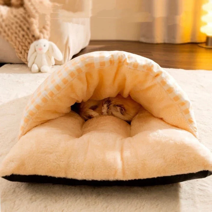 Praktisches Katzenbett im Schlafsack-Design, waschbar und super gemütlich für alle Katzenrassen.