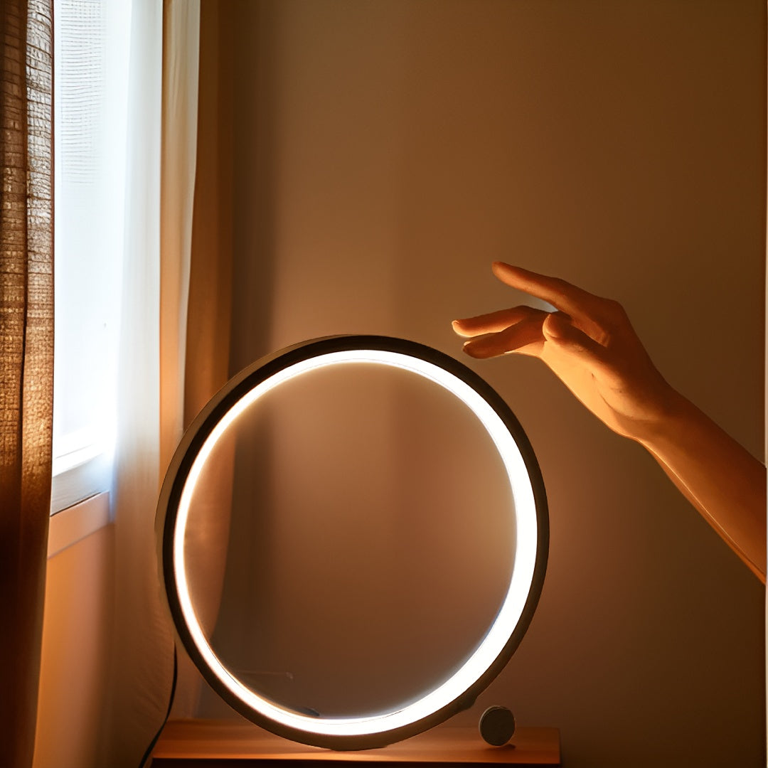 Modernes Design: Dimmbare LED-Tischlampe mit Touch-Steuerung. Perfekt als dekorative Wohnzimmer- oder Büroleuchte.