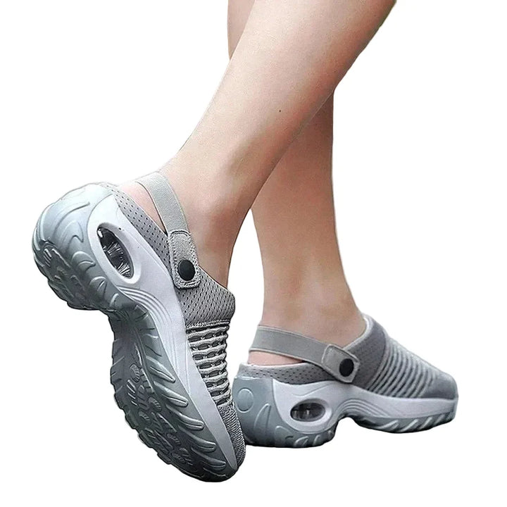 Damen Slip-On-Sandalen, orthopädisch, mit Luftkissen & breiter Zehenbox für Gehkomfort.