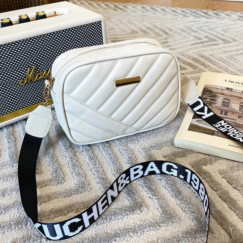 Moderne Damen Schultertasche Zip 'n Go. Chic und praktisch, diese unifarbene Umhängetasche ist ein ideales Accessoire.