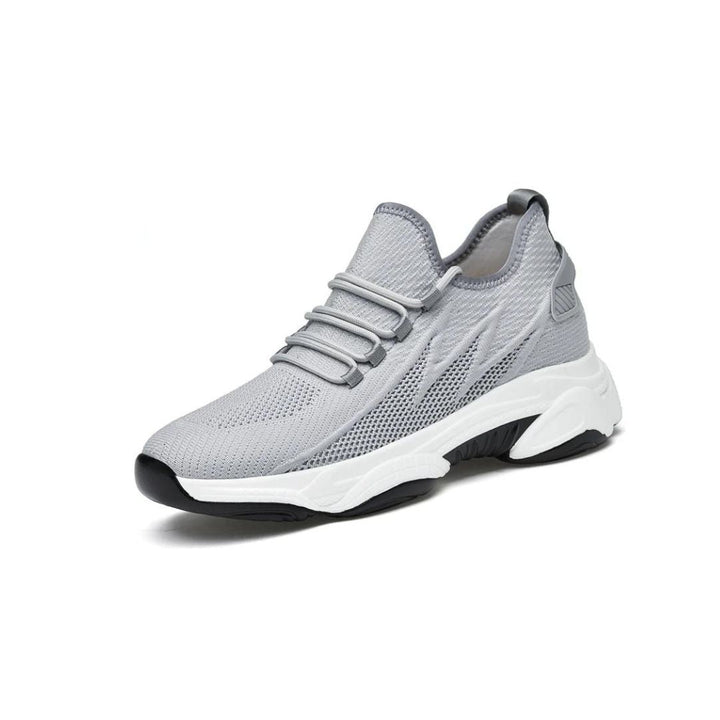 Mann trägt MaxLift Boost Herren Sneaker, stilvolle Erhöhungsschuhe, für souveränes Auftreten.
