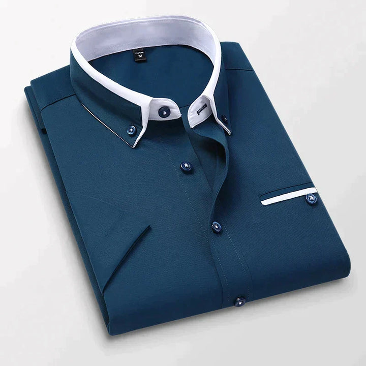 Entspannter Mann im klassischen Freizeithemd, ideal für sommerliche Tage und Casual-Looks.