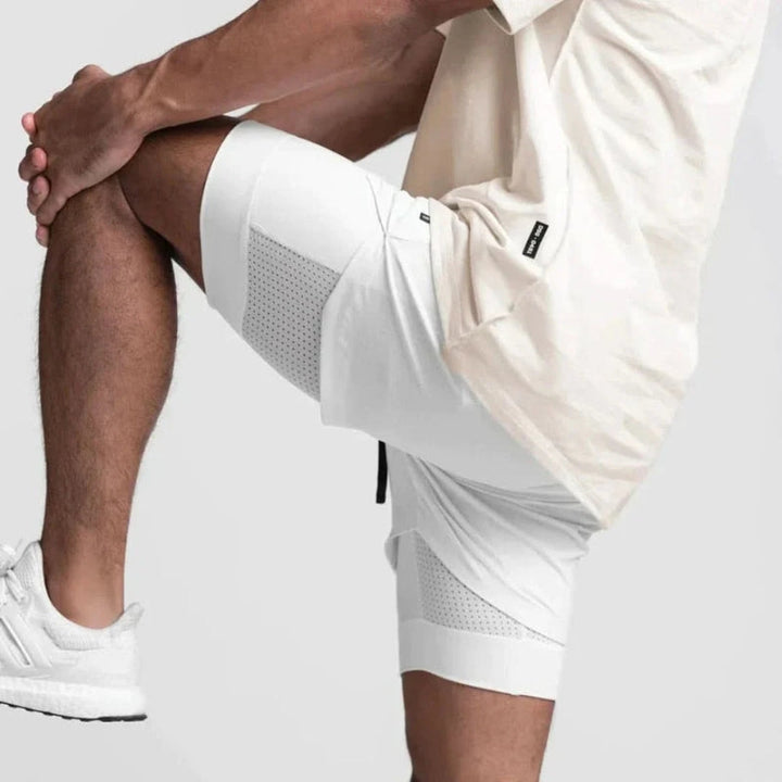 Athletische Herren 2-in-1 Laufshorts für Outdoor-Sport, flexibel & atmungsaktiv.