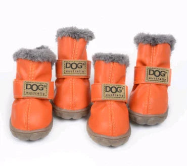 Hundeschneestiefel im Schnee; robust und wasserdicht. Optimaler Pfotenschutz und Kälteschutz für Hunde im Winter.
