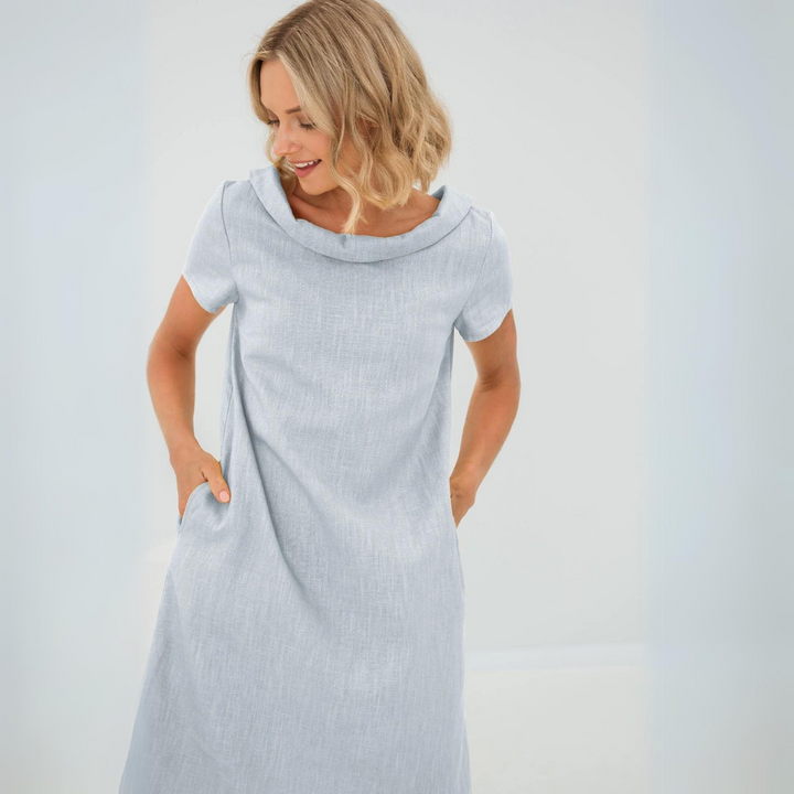 Modernes Damen Sommerkleid, Midilänge, ärmellos, mit Halbkragen und Taschen, perfekt für lässige Eleganz.