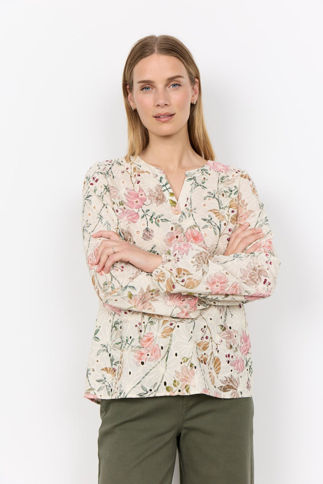 Stilvolles Damen-Oberteil: Langarmbluse mit Blumenmuster und V-Ausschnitt für elegante Frühjahrslooks.