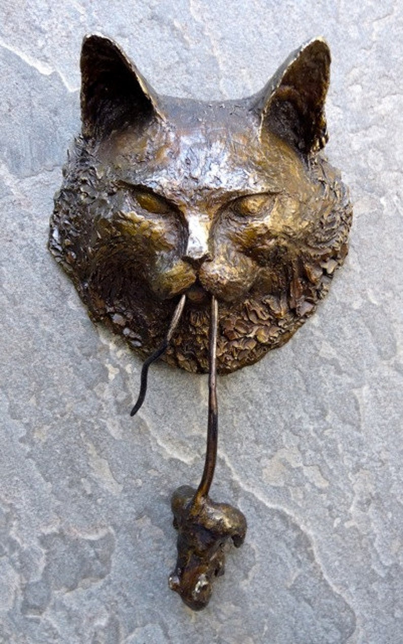 Robuster Bronze Katzen Türklopfer, handgefertigt mit Tier Motiv für stilvolle Türen.