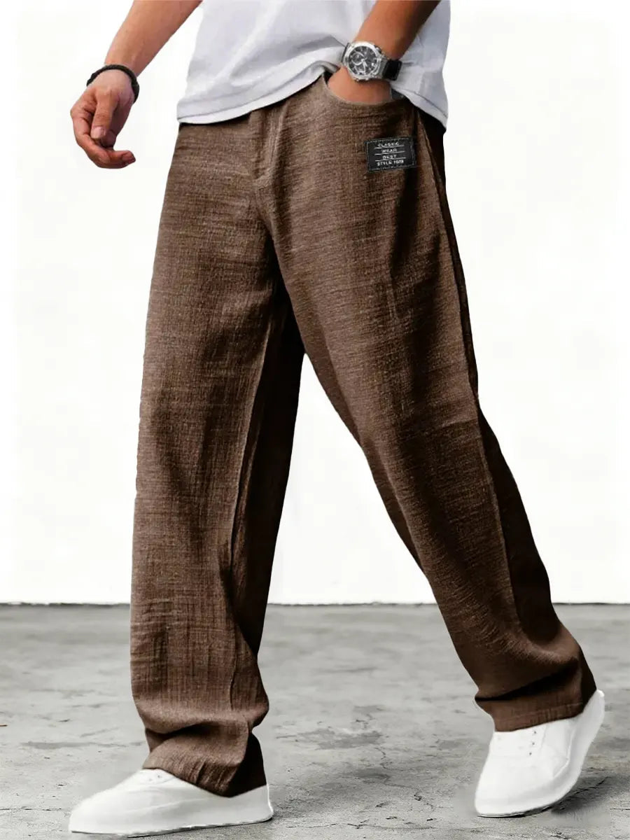 Schlichte, bequeme Herrenhose mit weitem Bein. Freizeithose mit Kordelzug, lockerer, gerader Schnitt für Komfort & Stil.