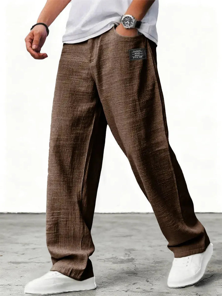 Schlichte, bequeme Herrenhose mit weitem Bein. Freizeithose mit Kordelzug, lockerer, gerader Schnitt für Komfort & Stil.