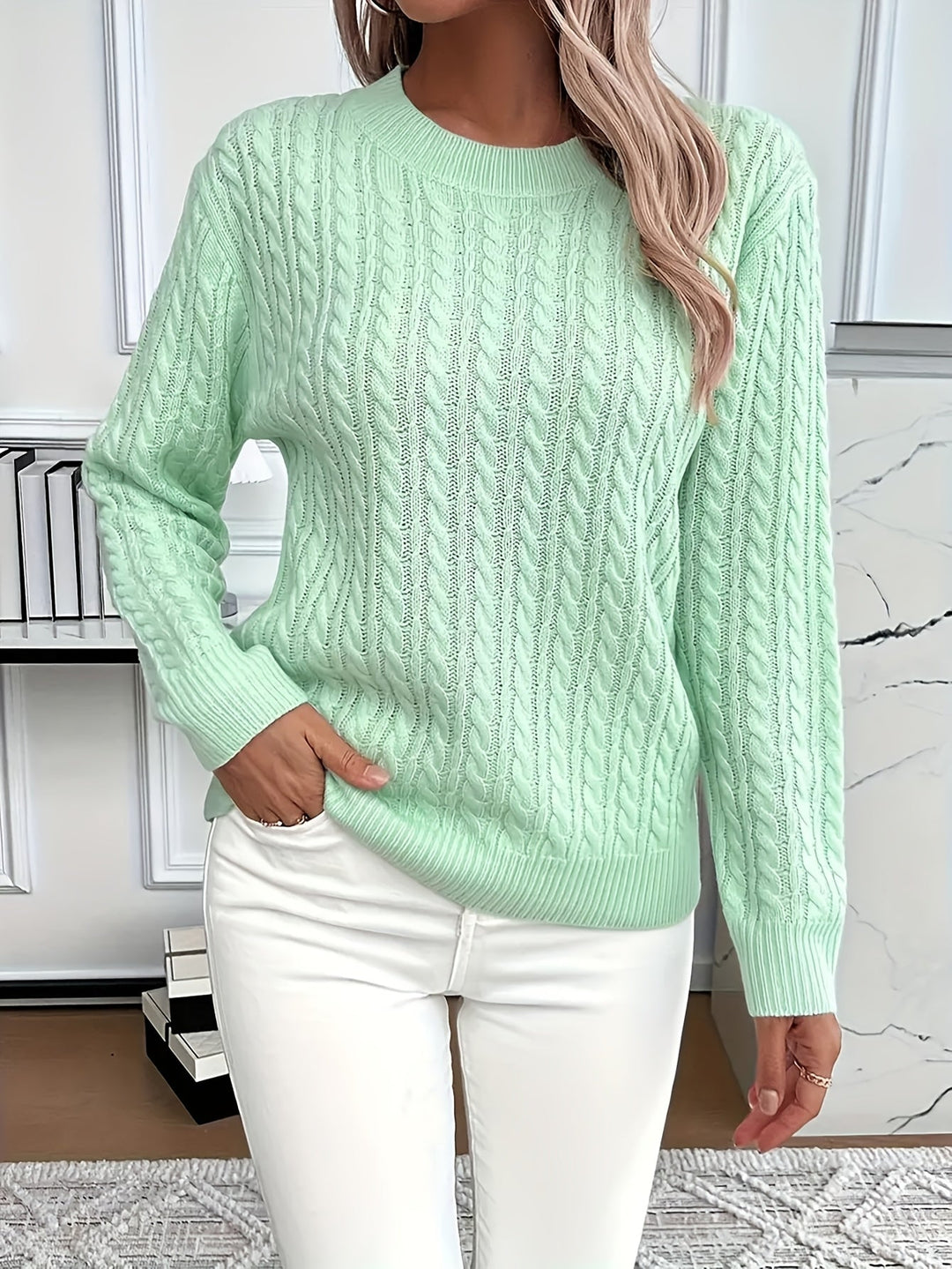 Damen Strickpullover mit klassischem Zopfmuster, ideal für Frühling und Herbstmode.