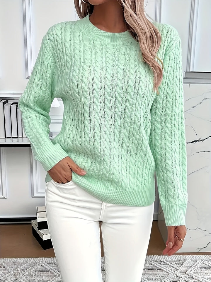 Damen Strickpullover mit klassischem Zopfmuster, ideal für Frühling und Herbstmode.