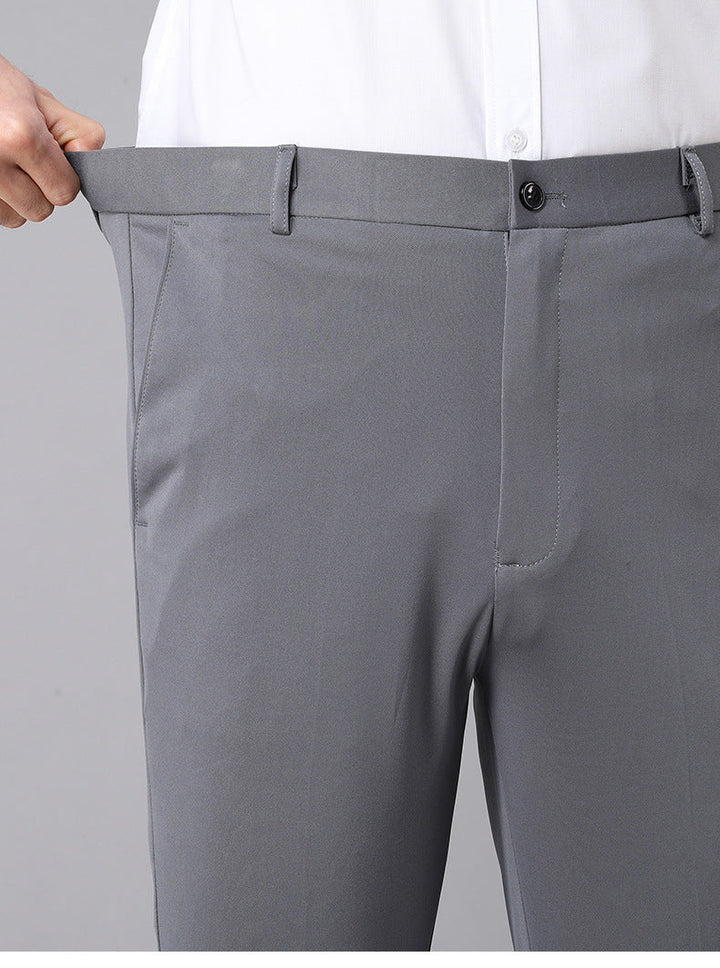 Gefaltete, knitterarme Herrenhose für Business & Reisen, pflegeleicht und stets bereit für den Einsatz.