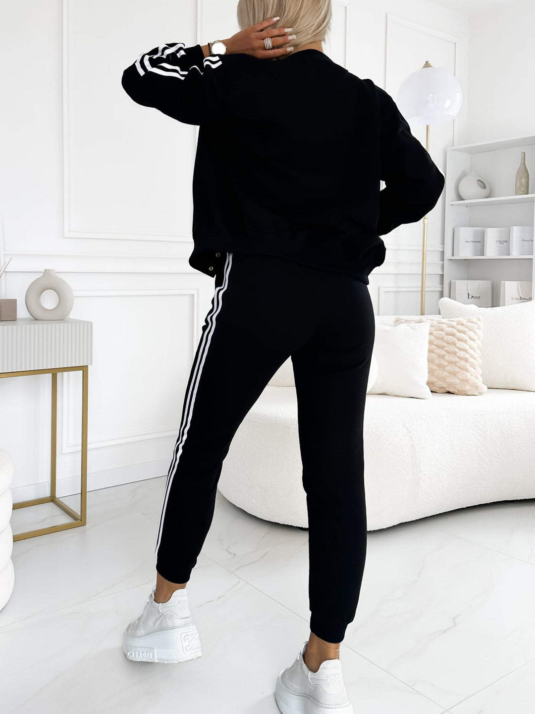 Damen Sportbekleidung: Moderne Baseballjacke, figurbetontes Racerback Top und weiche Sporthose.