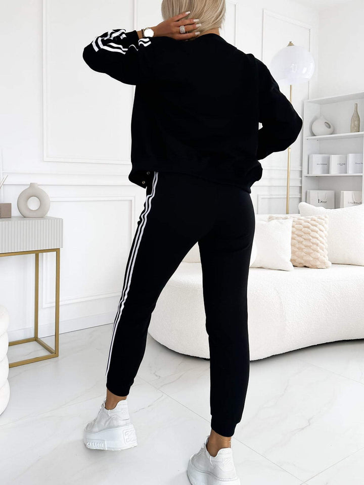 Damen Sportbekleidung: Moderne Baseballjacke, figurbetontes Racerback Top und weiche Sporthose.