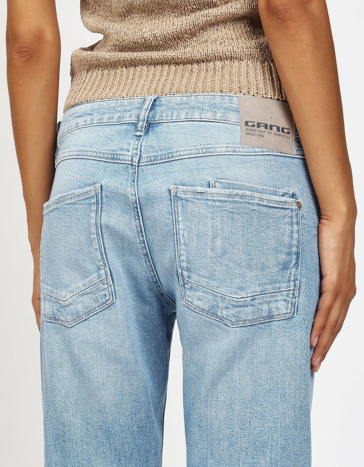 Komfortable Damen Boyfriend Jeans mit angesagtem Destroyed Look, Mid-Waist & Cropped Beinen. Trendige Sommer Jeans.