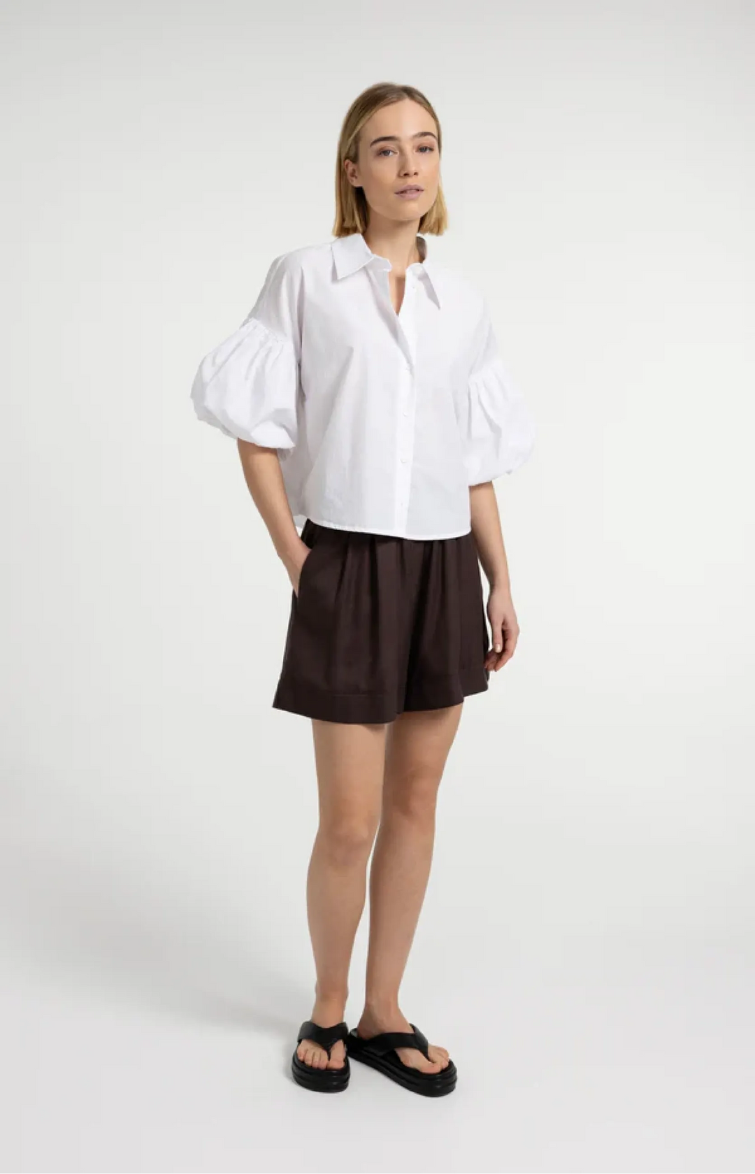 Stilvolle Damen Bluse, Oversize-Passform mit langen Ballonärmeln und Knopfleiste. Modisch & bequem.