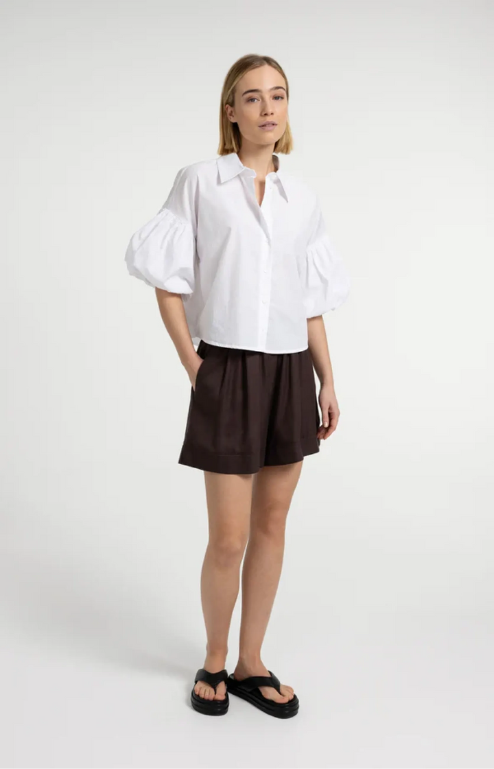 Stilvolle Damen Bluse, Oversize-Passform mit langen Ballonärmeln und Knopfleiste. Modisch & bequem.