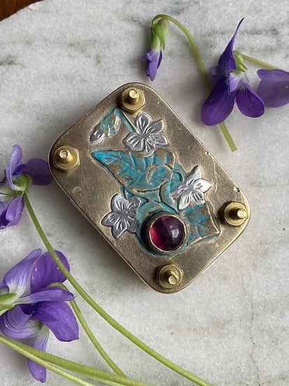 Moderne Mikro-Blumenpresse für das Erstellen von Herbarien.
