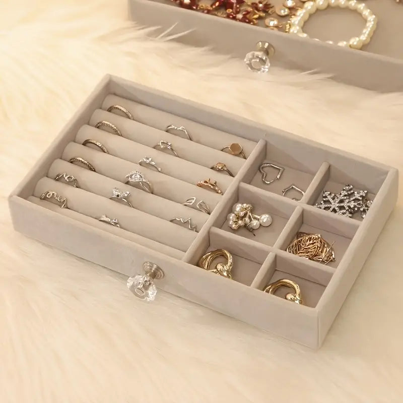 Große Schmuckaufbewahrungsbox, elegant, mit mehreren transparenten Fächern für vielfältigen Schmuck.